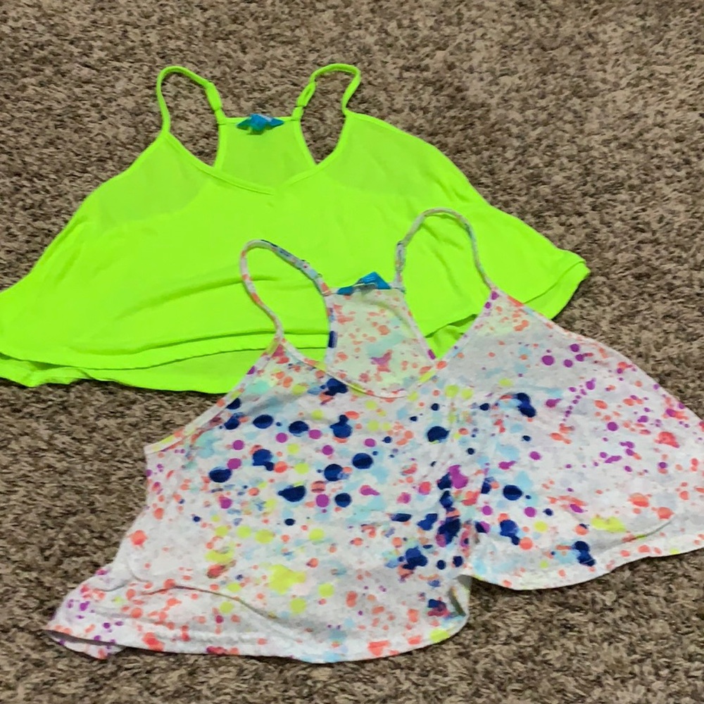 Crop top tanks size Large